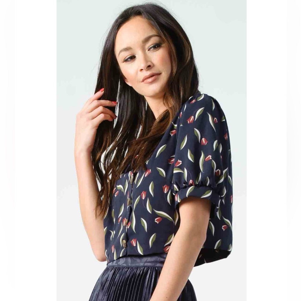 Lucca Penny Puff Button Front Blouse - Navy Floral
